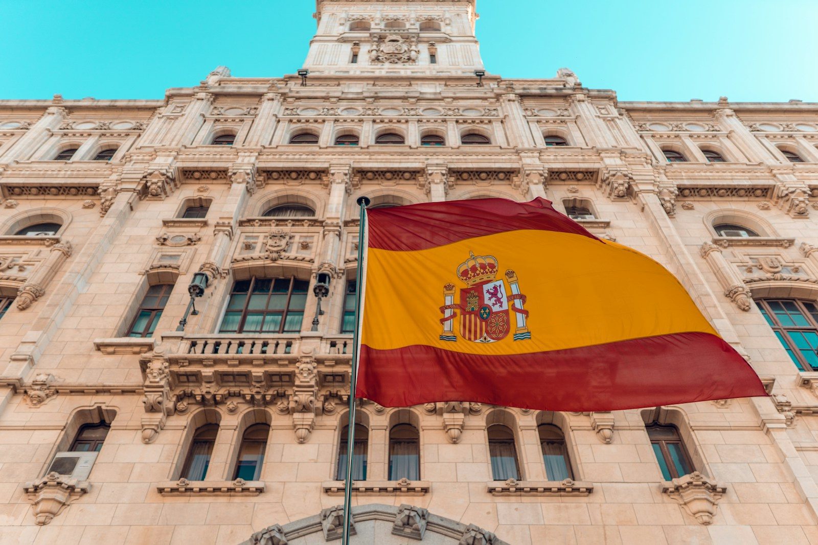Médecine en Espagne, de l'intracursus à la spécialité - flag on pole beside building during day