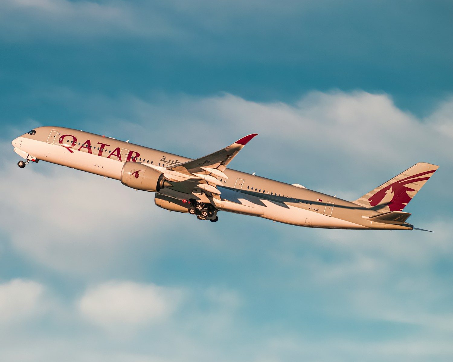 Qatar - spécialité médicale pour marocains white and red air plane flying in the sky during daytime