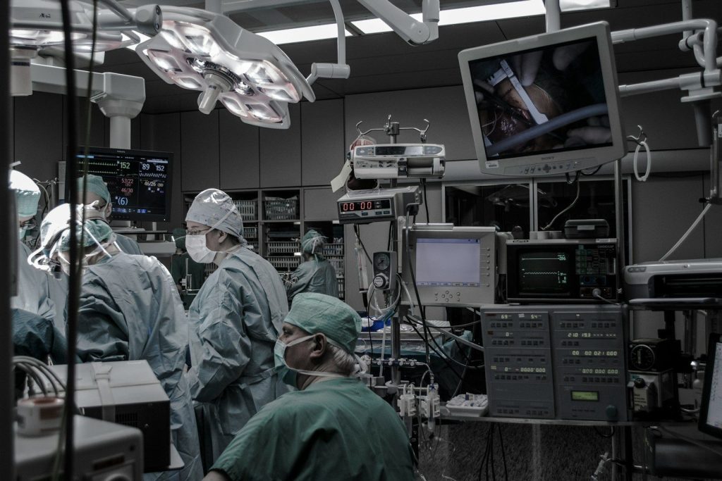 Chirurgie Cardio-Vasculaire CCV  -chirurgie cardio vasculaire 
people wearing surgical clothes inside operating room